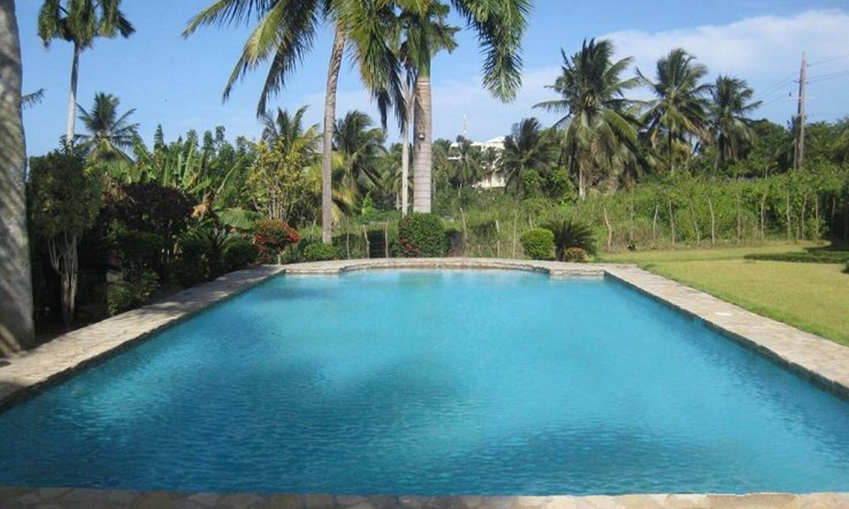 ProCab Apartment | 1BD condo near beach, in gated residence with pool
