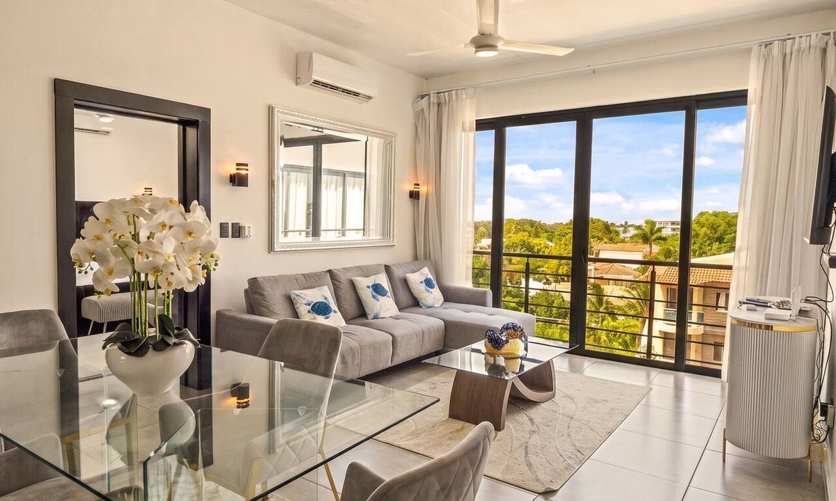 El Batey Apartment | 2BR at Rizz Suites Pool 24/7 GYM Walk to Beach 2 King Beds Sosua