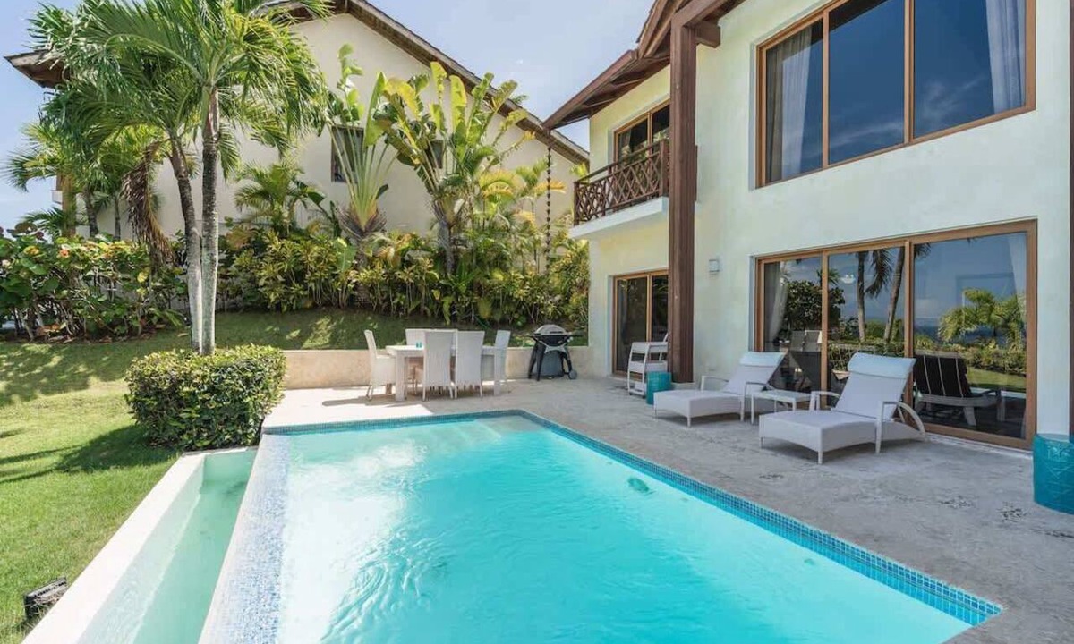 Sanchez Villa | 3-BR villa with pool and views in Puerto Bahia