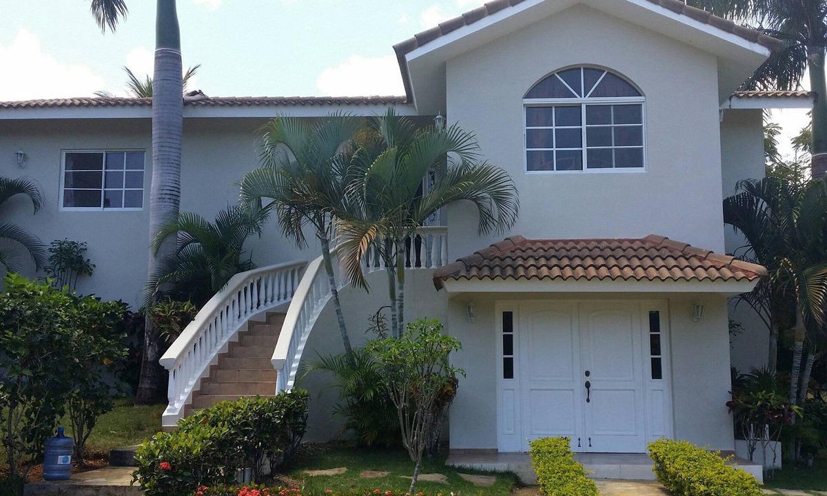 Urbanizacion Tavarez Villa | 4-BDR inexpensive guest-friendly villa with pool in central Sosua, ideal for men
