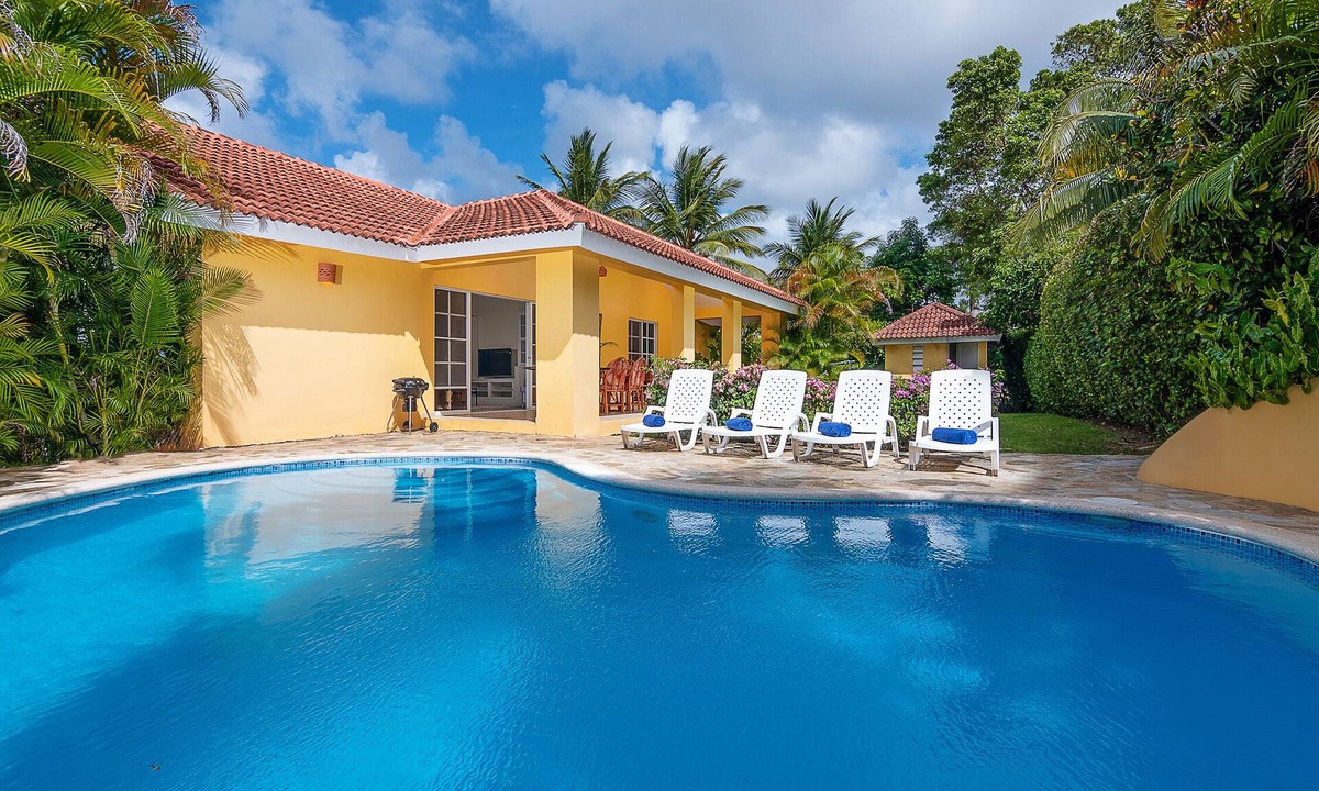 Urbanizacion Tavarez Villa | 4BD guest-friendly villa, private pool, sports courts, near clubs, beach & shops