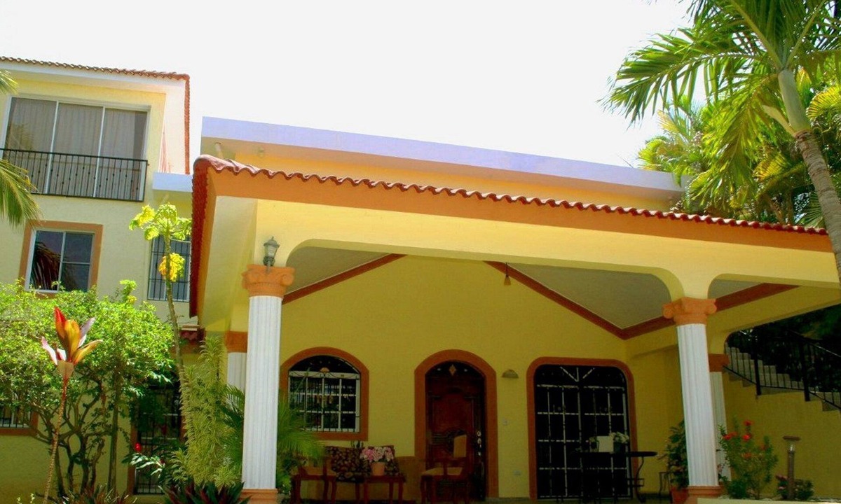 Urbanizacion Tavarez Villa | 6BD Guest-friendly Villa in central Sosua, pool/jacuzzi, AC/cable TV/Internet