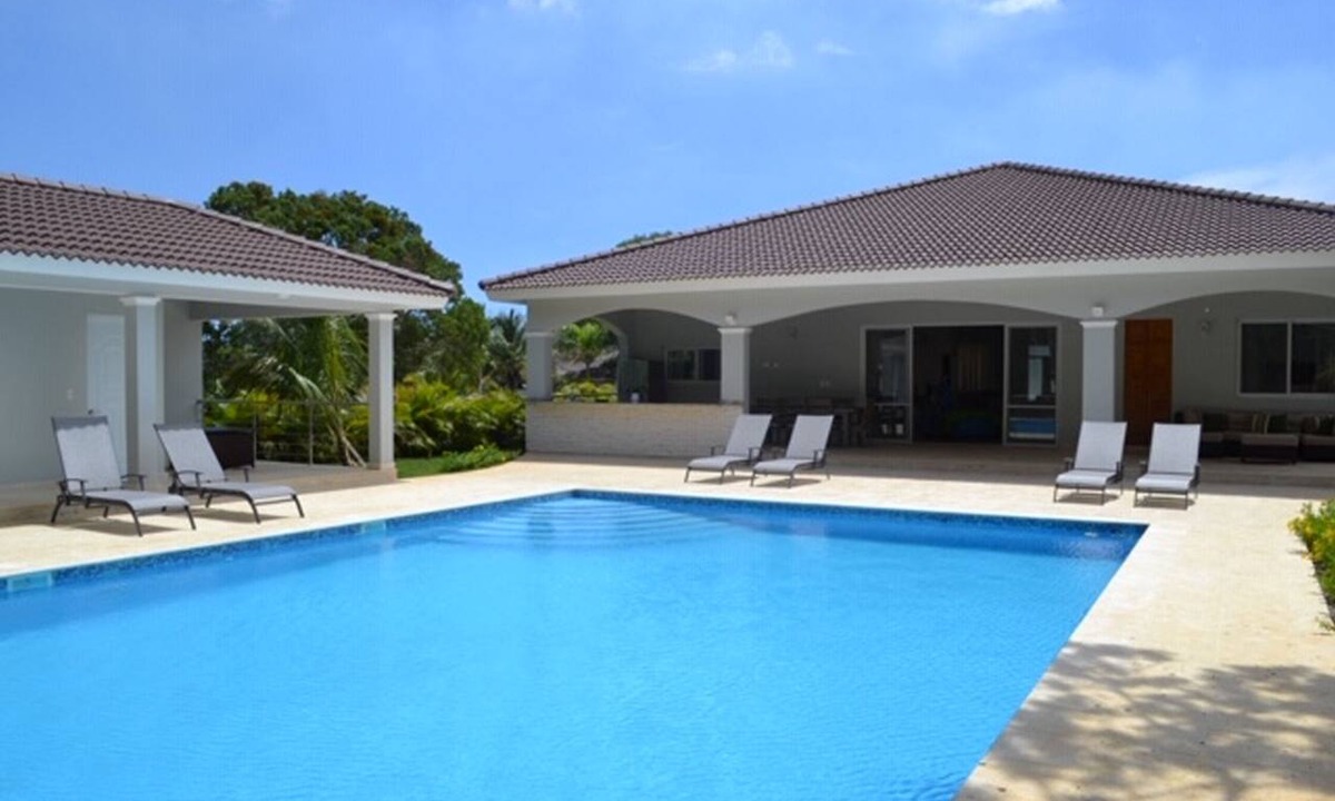 El Batey Villa | 6BD new guest-friendly villa with private pool in downtown Sosua