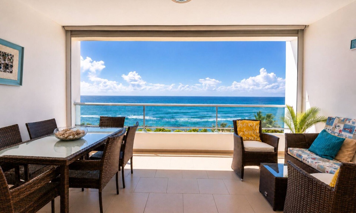 Villas Del Mar Apartment | Beachfront Paradise with Pool, Balcony & Netflix