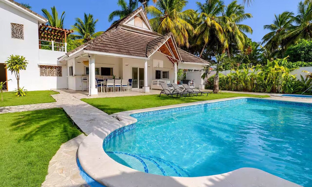 La Iglesia House | Beachside 5BR Villa + Pool