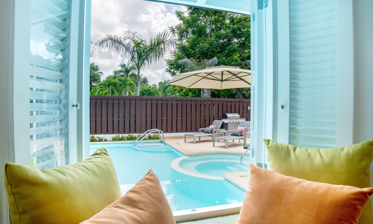 Los Lagos Villa | Contemporary Golf View & Close to the Beach Villa.