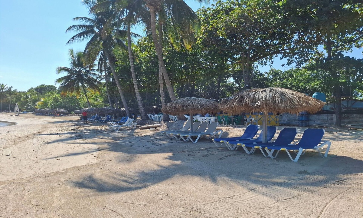 Costambar Apartment | Costambar Beachfront Stay with Pool