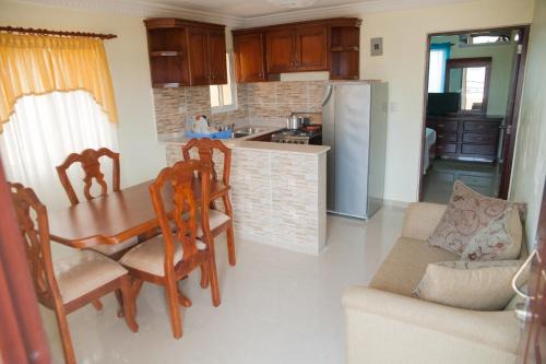 Corales del Sur Apartment | Cozy Apartment Near Airport Wi-Fi & Parking