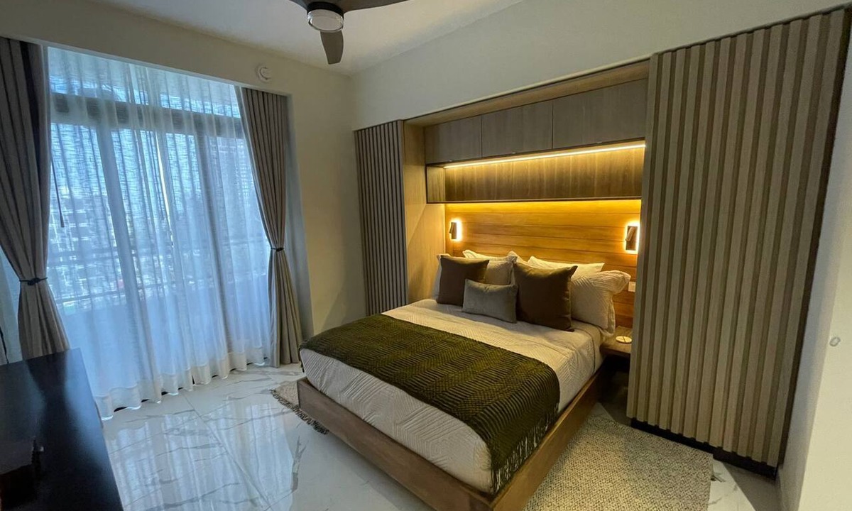 Gascue Condo | Cozy Ocean View Retreat for Couples Balcony, Pool & Gym Gazcue