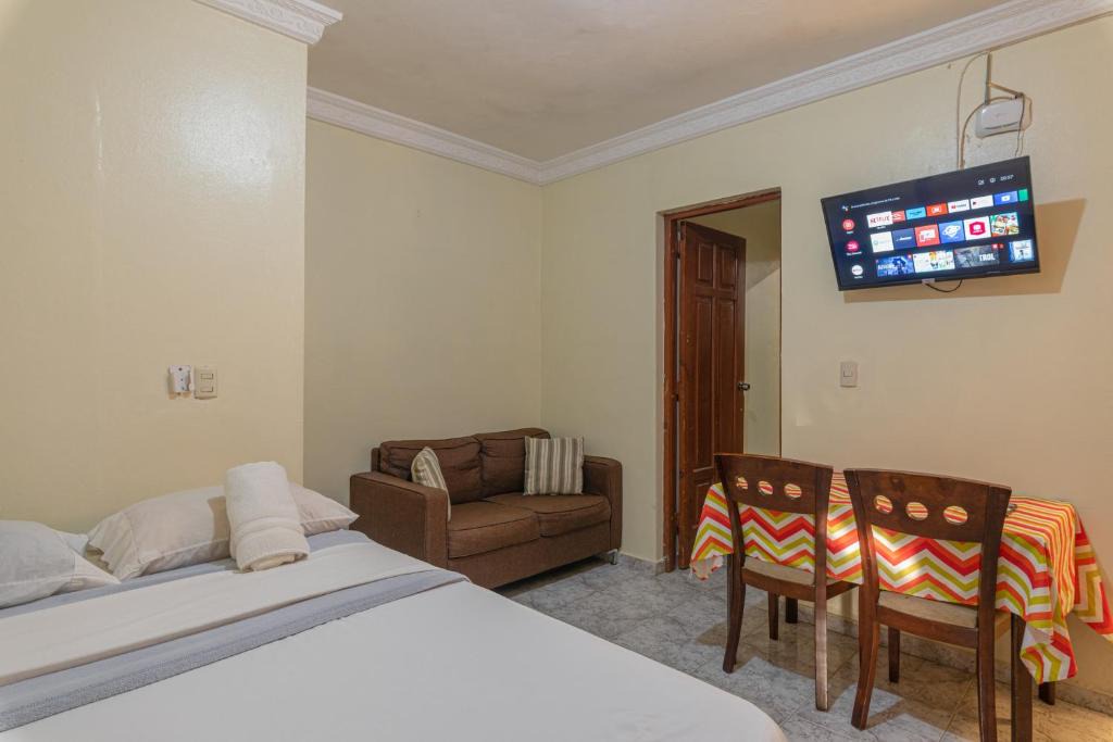 Corales del Sur House | Double Room Near SDQ Airport Fast Wi-Fi Free Parking