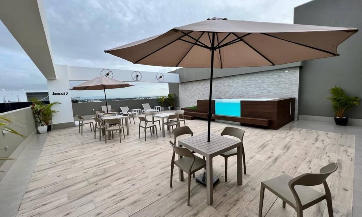Evaristo Morales Apartment | GABBY'S HEAVENLY APARTMENT WITH JACUZZI + GYM @EVARISTO