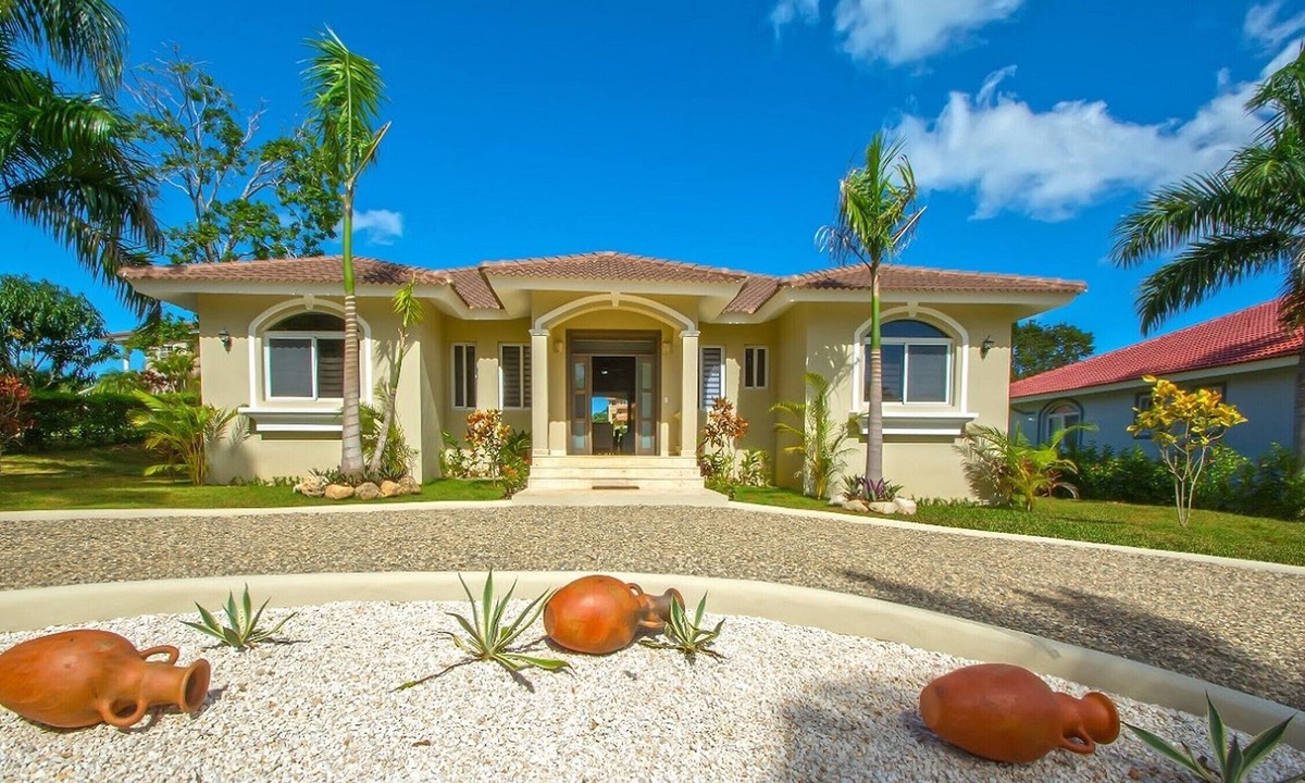 Urbanizacion Tavarez Villa | Guest-friendly central villa 3BD/3BTH, pool/basket/tennis/soccer/cable TV/WiFi