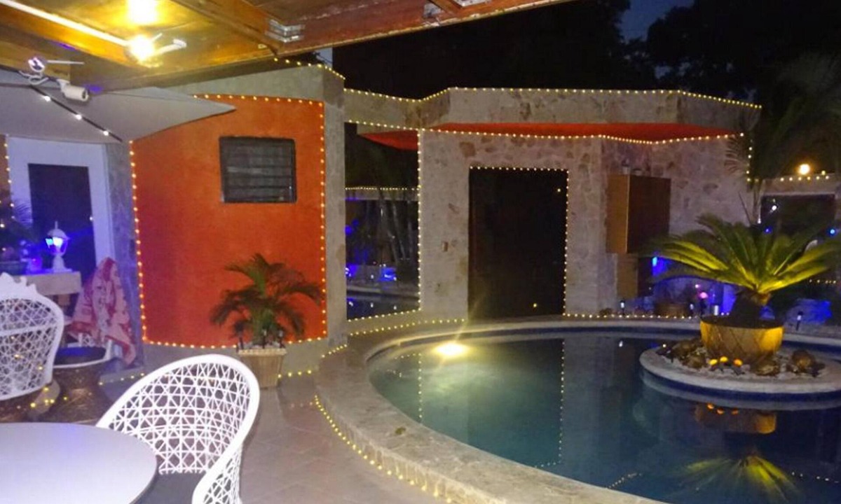 Playa Chiquita Hotel | Guest-friendly suite with jacuzzi, love swing, mirrors, perfect for single men!