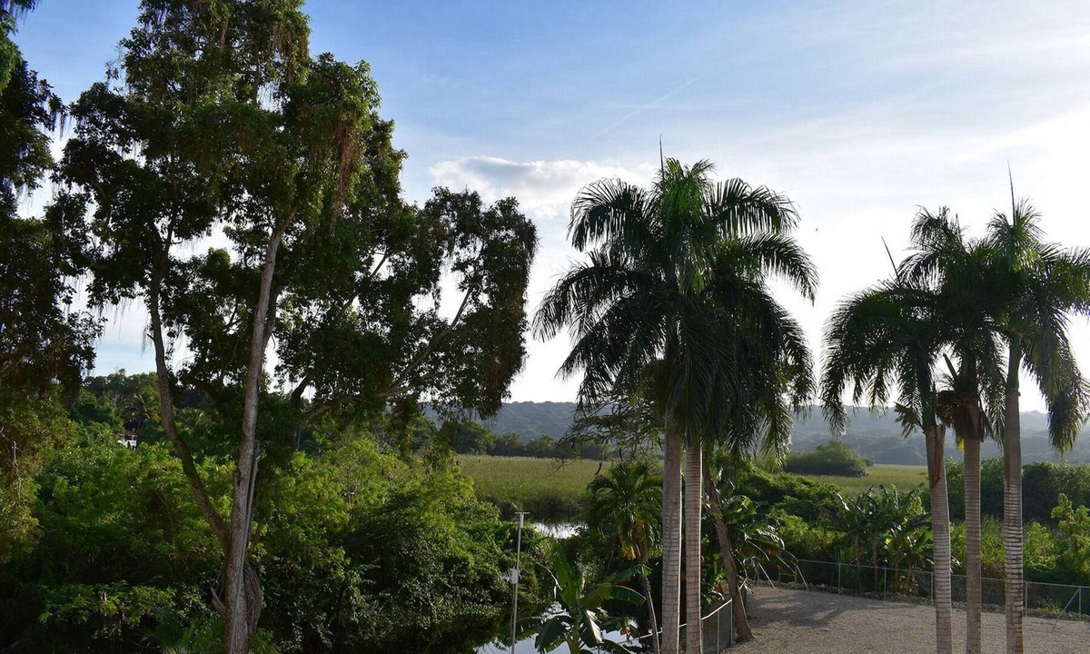 Cabarete Hotel | Hotel suite near beach, with cable TV/Wi-Fi/AC/parking, large swimming pool
