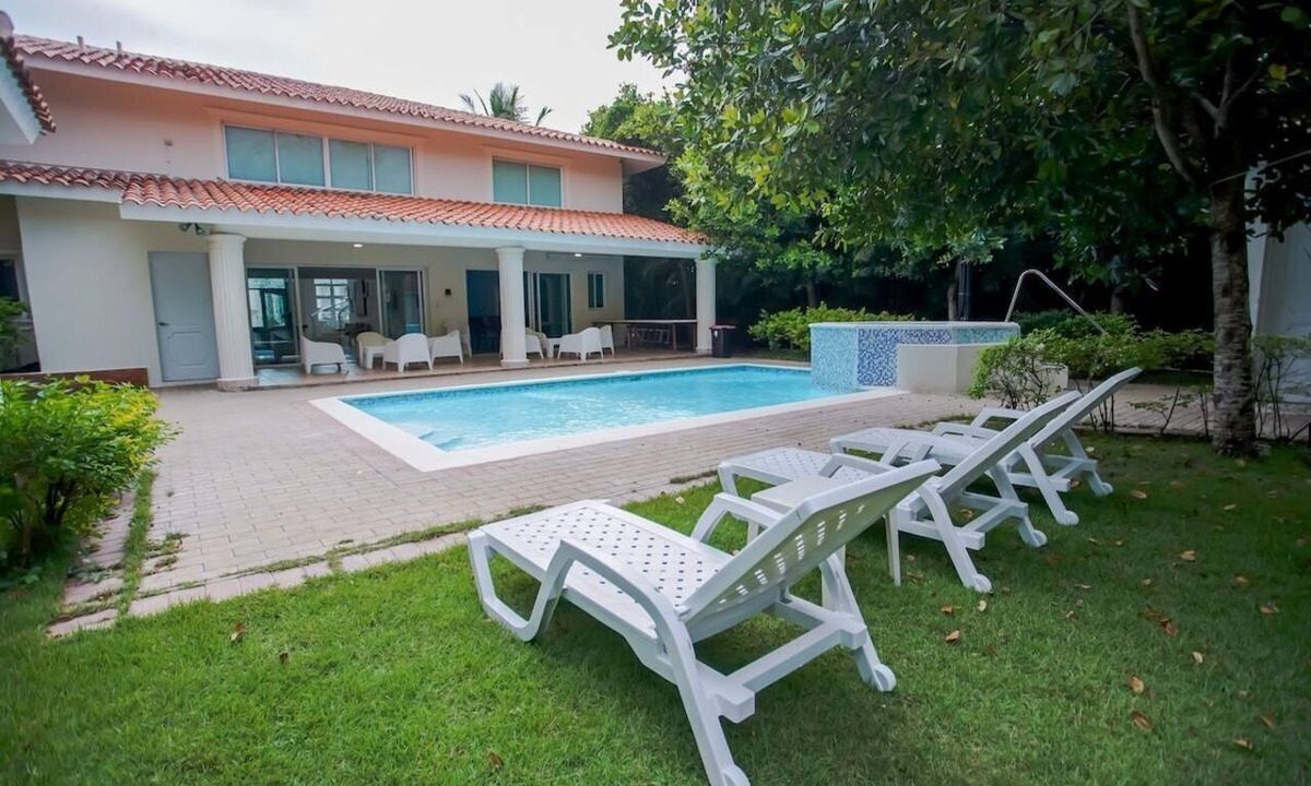 Juan Dolio Villa | Impressive villa with pool at Metro Country Club.