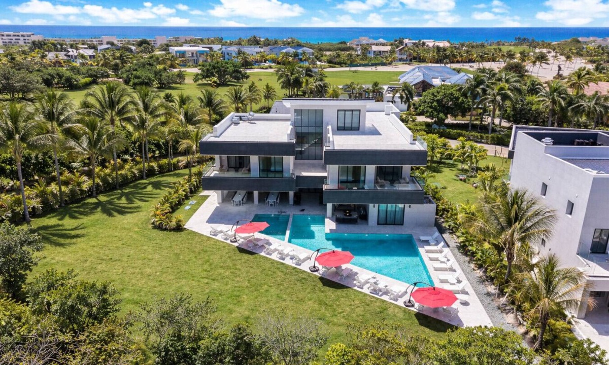 Punta Cana Villa | Las Palmas 3: Luxury retreat w/pool, Jacuzzi, games, golf carts & full staff