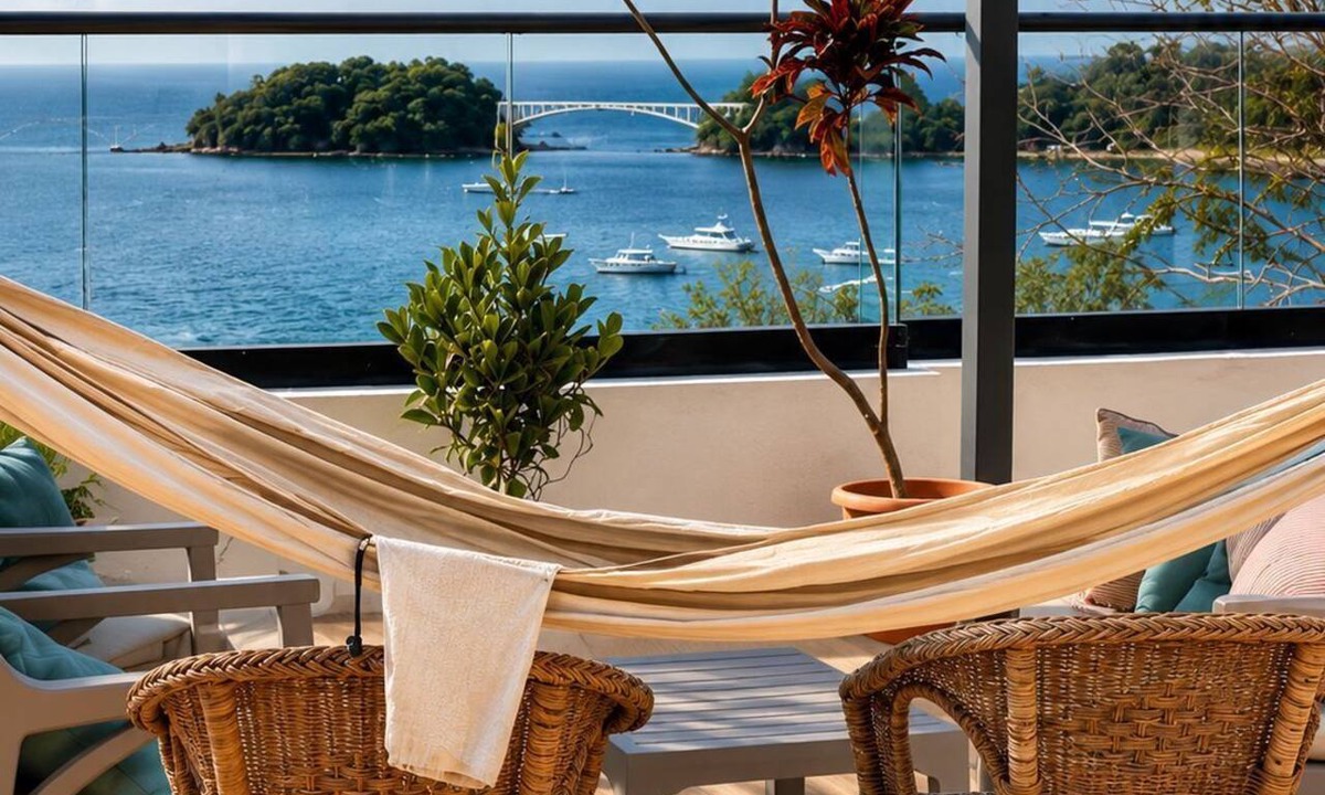 Barrio New York Apartment | LEVEL 2, Lovely 2-bedroom apartment with AC steps to malecon in Santa Barbara