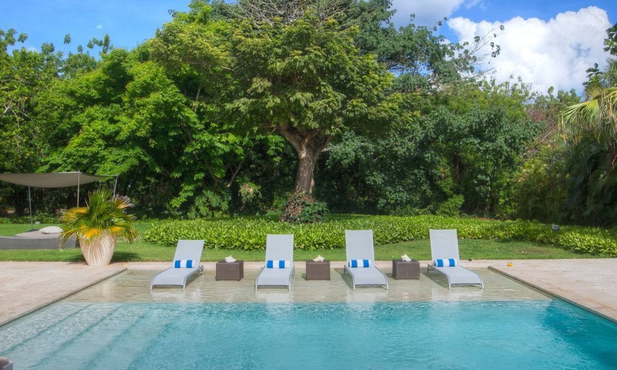 Los Lagos House | Luxurious Contemporary Villa Walking Distance to Ministas Beach