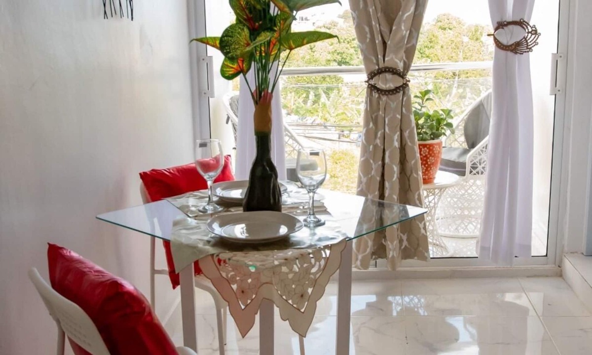Los Maestros Condo | Royal Terrace Queen I