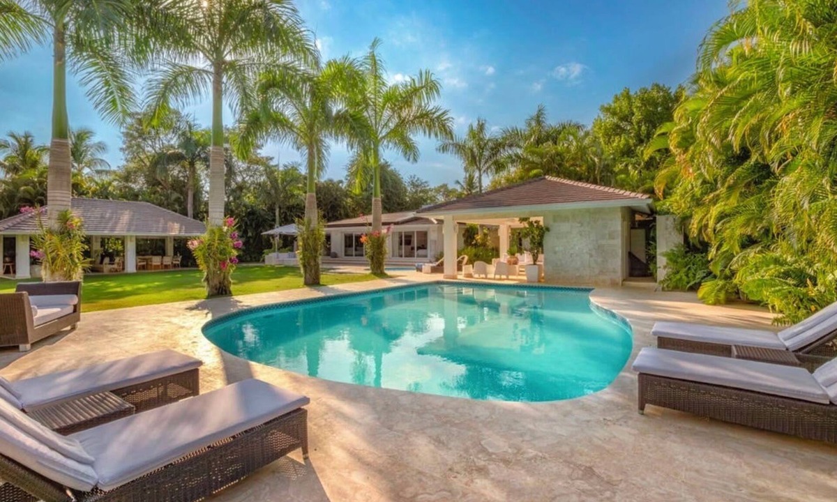 Los Lagos House | Sophisticated Villa Steps from the Beach