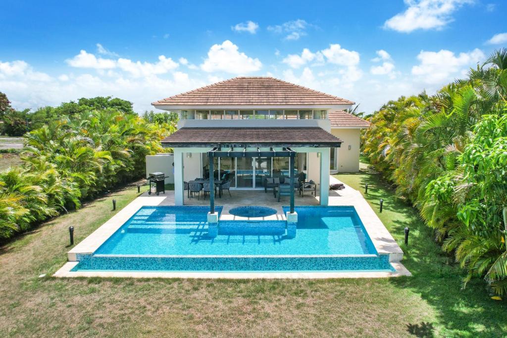Bavaro Villa | Stunning 3-Bedroom Villa with Pool, Jacuzzi and Maid near Bavaro Beach