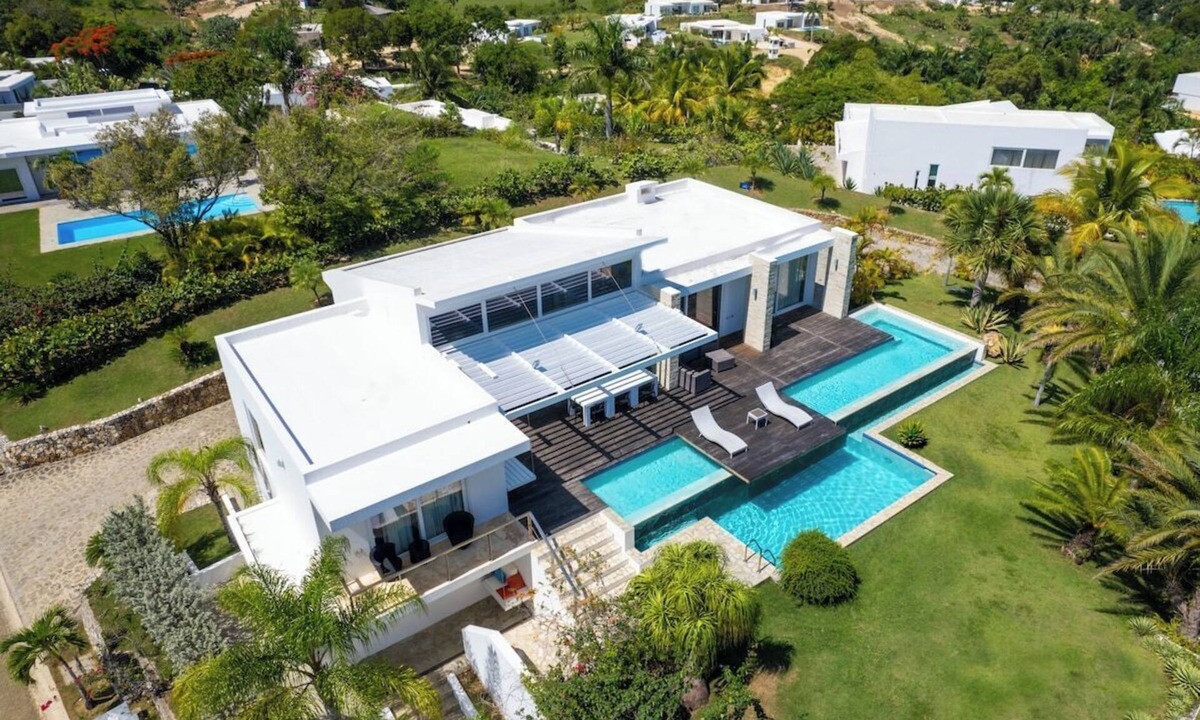 La Mulata Villa | V12 Casa Summerhill · Luxury villa w/2-level pool + bar and pool table
