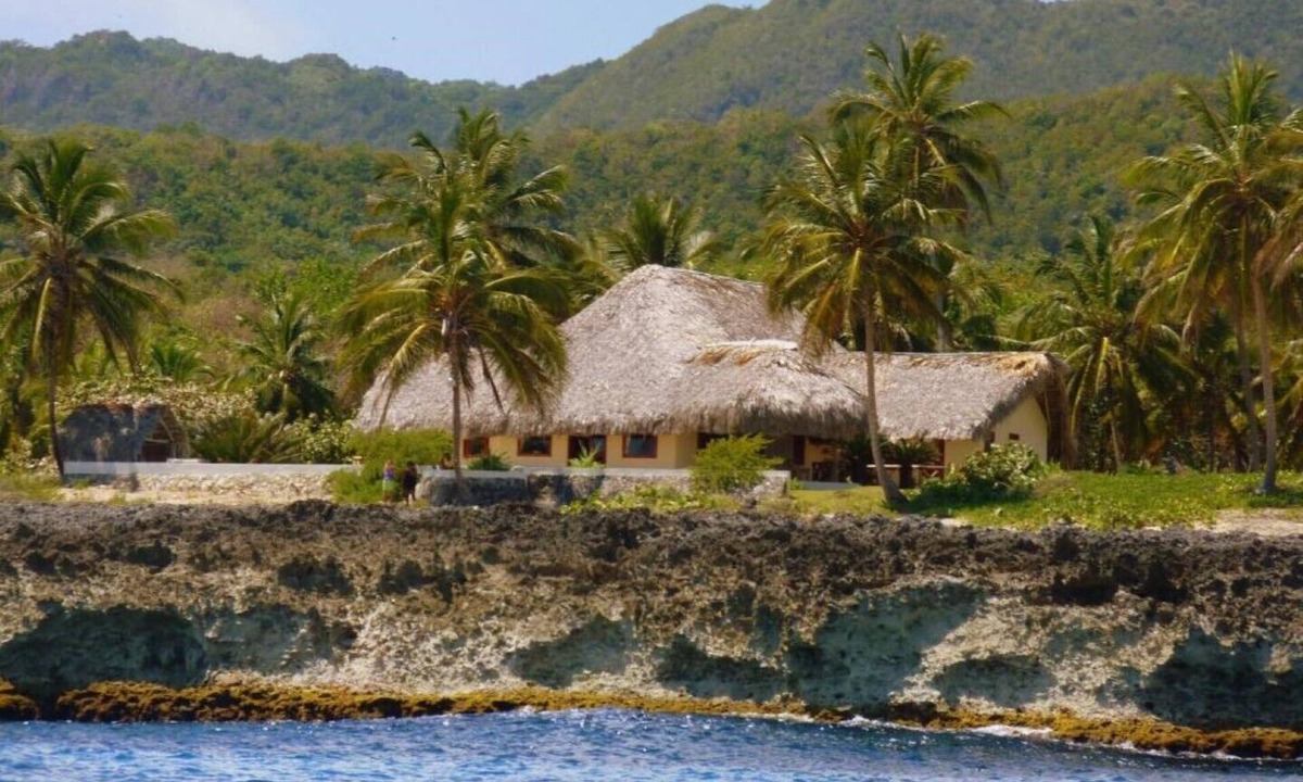 Samana Villa | Villa Punta Coral boasts an exceptional location right on the beach