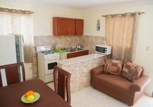 Modern 1-Bedroom Apartment with Private Balcony Fast Wi-Fi Free Parking