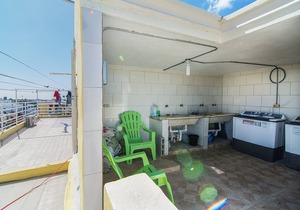 Modern 1-Bedroom Apartment with Private Balcony Fast Wi-Fi Free Parking