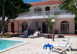Pets-friendly 3BD condo in central Sosua, pool/Wi-Fi/cable TV in Sosúa