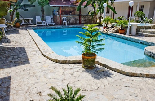La Esplanada Apartment | 1BD groundfloor apt near everything, pool/AC/TV/Wi-Fi, guest-friendly!