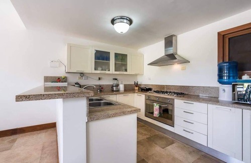 Sanchez Villa | 3-BR villa with pool and views in Puerto Bahia