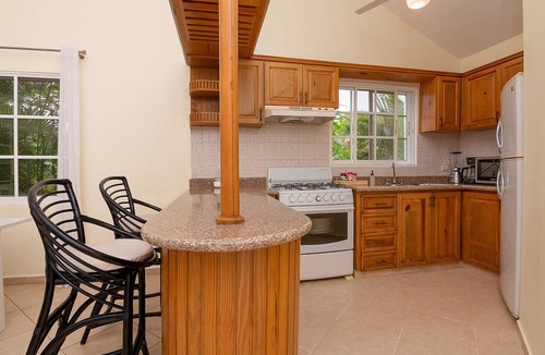Urbanizacion Tavarez Villa | 4BD guest-friendly villa, private pool, sports courts, near clubs, beach & shops