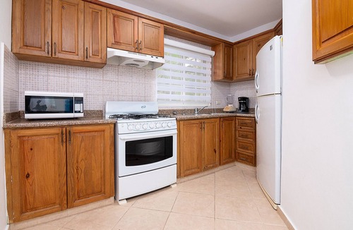 Urbanizacion Tavarez Villa | 4BD guest-friendly villa, private pool, sports courts, near clubs, beach & shops