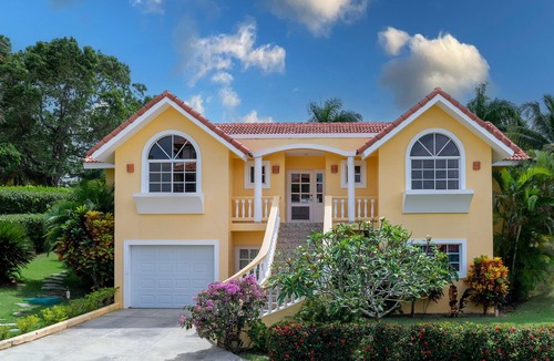 Urbanizacion Tavarez Villa | 4BD guest-friendly villa, private pool, sports courts, near clubs, beach & shops