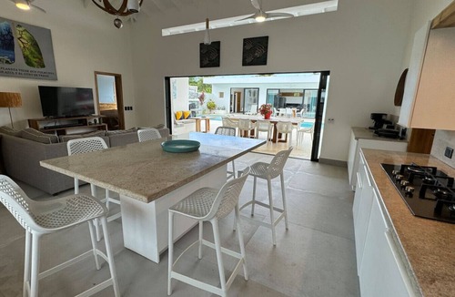 La Iglesia House | 5 Bedroom Villa | 2 Kitchens | BBQ | Washer