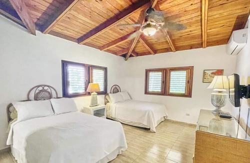 Los Lagos Villa | 5 Bedrooms/Walking distance to beach!