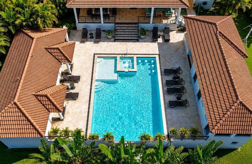 La Mulata House | 6-Bedroom Villa Solar Power 3 Indoor + 3 Outdoor Suites