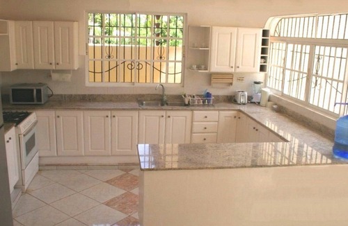 Urbanizacion Tavarez Villa | 6BD Guest-friendly Villa in central Sosua, pool/jacuzzi, AC/cable TV/Internet