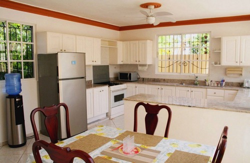 Urbanizacion Tavarez Villa | 6BD Guest-friendly Villa in central Sosua, pool/jacuzzi, AC/cable TV/Internet
