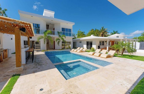 Urbanizacion Tavarez Villa | 7 Suites, Pool & Heated Jacuzzi | Sleeps 14