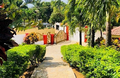 La Mulata Villa | 8BD Guest-friendly villa, private pool/billiard/games, Wi-Fi/cable TV/AC/BBQ