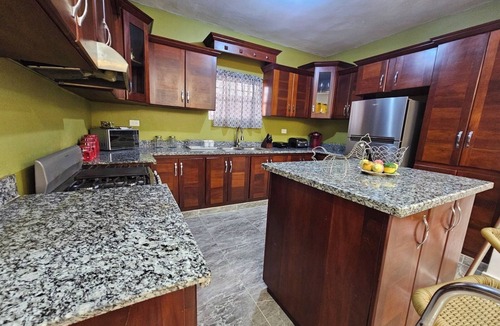 Residencial El Doral House | Ada’s Tropical Getaway Pool + Wifi Near Beach 3-bedroom house in superb El Doral