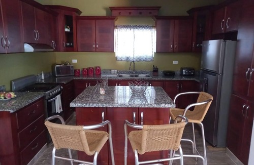 Residencial El Doral House | Ada’s Tropical Getaway Pool + Wifi Near Beach 3-bedroom house in superb El Doral