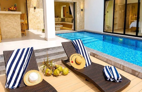 Playa Chiquita Villa | Bali Villa | Sunken Lounge & 3 King Beds in SOV