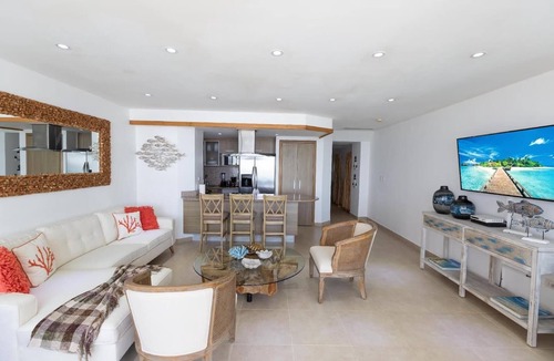 Villas Del Mar Apartment | Beachfront| 60" TV| Gym| FastWifi| Amazing View!