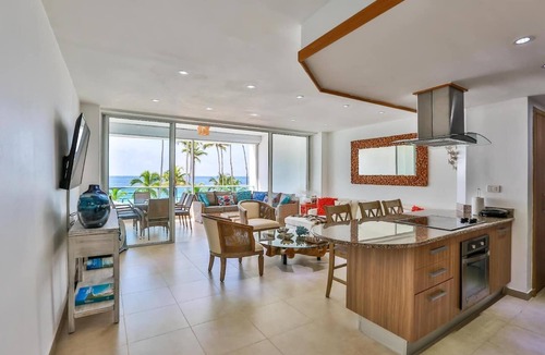 Villas Del Mar Apartment | Beachfront| 60" TV| Gym| FastWifi| Amazing View!