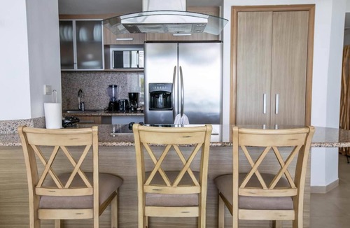 Villas Del Mar Apartment | Beachfront| 60" TV| Gym| FastWifi| Amazing View!