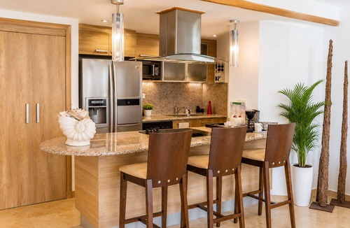 Villas Del Mar Apartment | Beachfront | Balcony Dining | InfinityPool & Beach