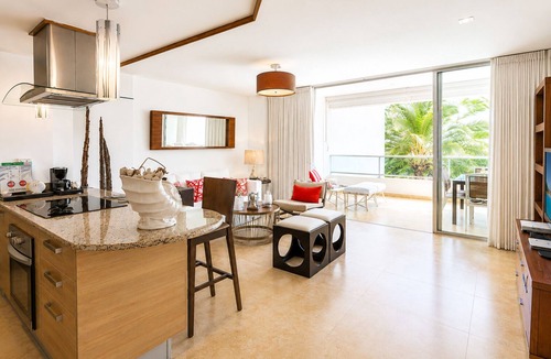Villas Del Mar Apartment | Beachfront | Balcony Dining | InfinityPool & Beach